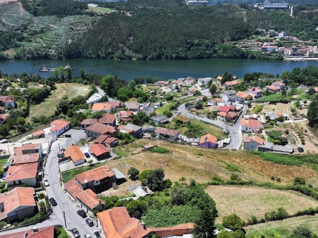 Moradia T3 para restauro com terreno em Zebreiros, Gondomar