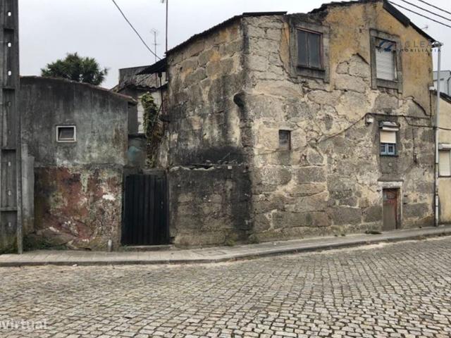 Moradia T3 para restaurar na Maia num terreno com 1200m2