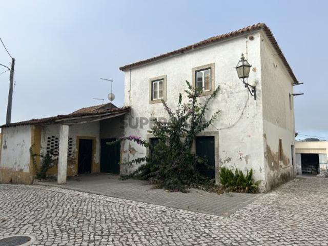 Moradia T3 para restaurar no centro de A Dos Cunhados, Torres Vedras