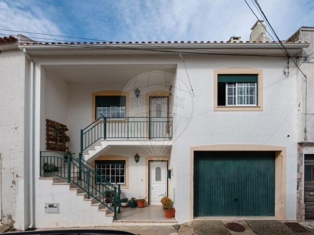 Moradia T3 para venda Apresento vos esta excelente moradia. 184m² Alcobaça
