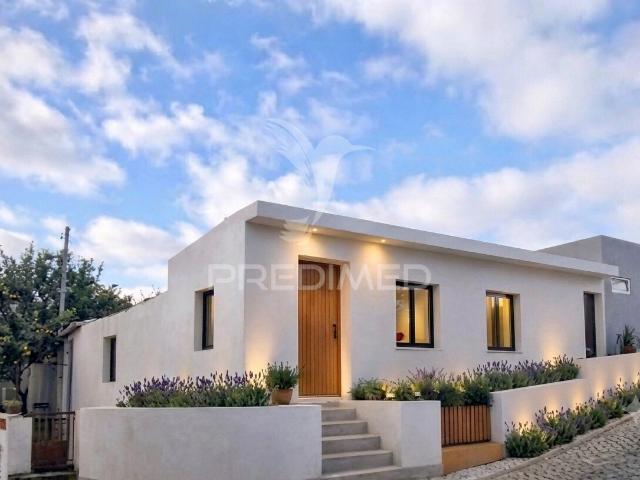 Moradia T3 por remodelar em Calhandriz