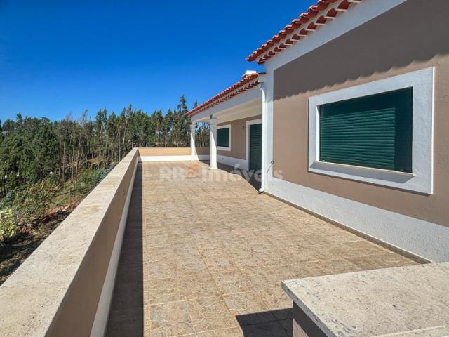 Moradia T3 praticamente nova, com vista panorâmica para Castelo de Bode e grande potencial de rentabilidade