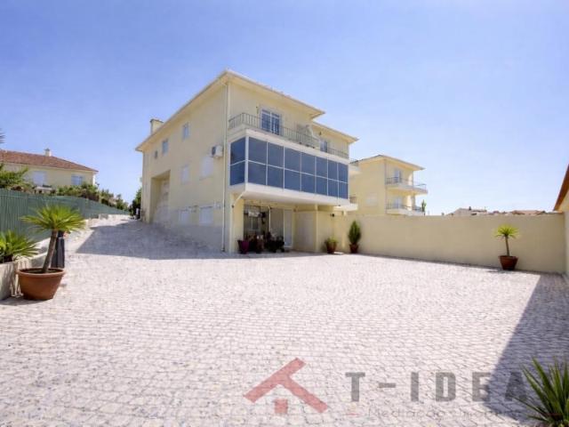 Moradia T3 próxima da Praia da Areia Branca