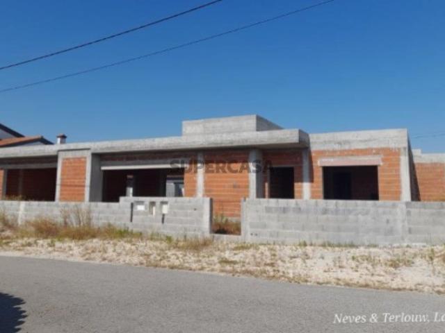 Moradia T3 r/c de arquitetura contemporânea, terreno c/cerca de 710m2