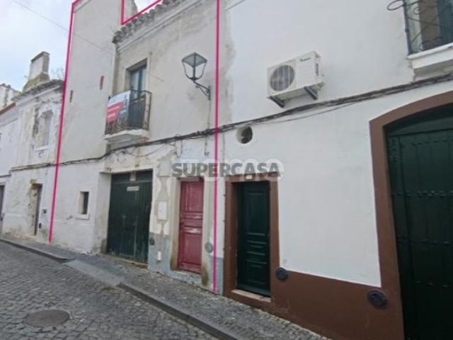 Moradia T3 r/c 1º Andar Quintal e Garagem para Remodelar I Campo Maior