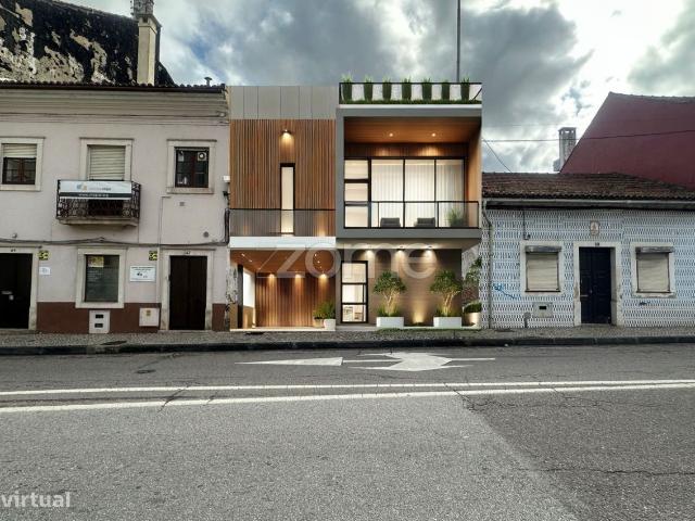 Moradia T3 | Recuperar | C/ Logradouro e Garagem | Central | Coimbra