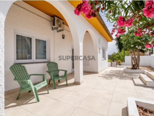 Moradia T3 Remodelada e Mobilada com Espaço Exterior em Guia, Albufeira