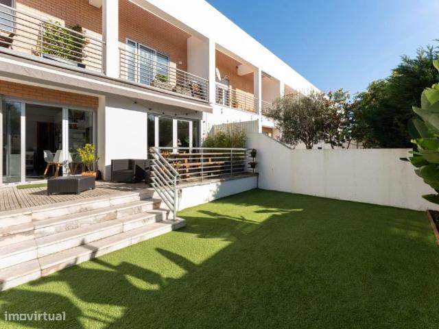 Moradia T3 remodelada, em condomnio privado, em Queijas