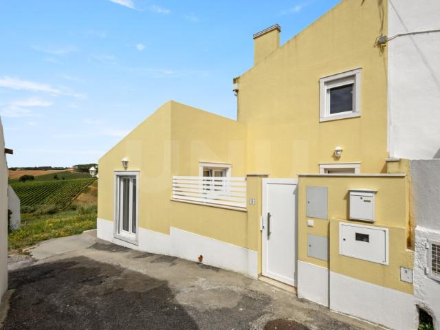 Moradia T3 remodelada para venda na Ervideira