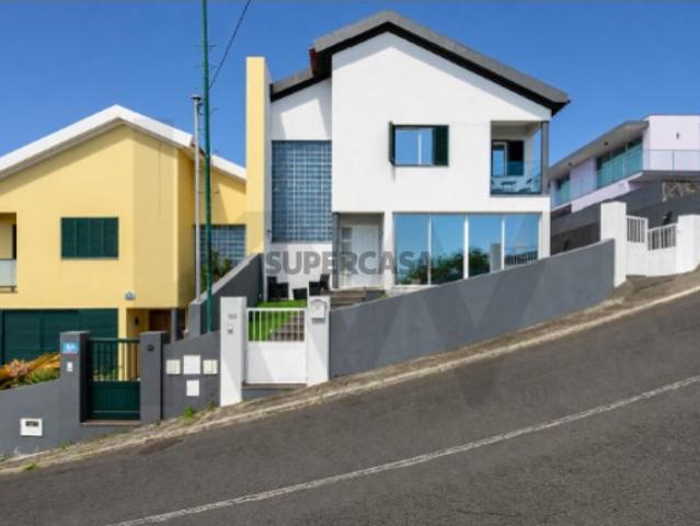 Moradia T3 renovada com vista mar em Santa Cruz