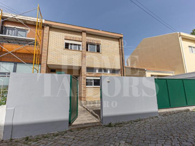 Moradia T3 Renovada em Vila Nova de Gaia com Terraço e Anexo
