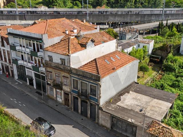 Moradia T3 Renovada Rua General Torres com Jardim Privativo Metro