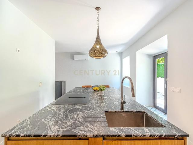 Moradia T3 | Renovada | Sistema de Domótica | Lounge no logradouro | Estacionamento Privado | Jacuzzi | Lagoa