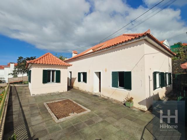 Moradia T3 sem acesso a carro, com anexo, 430 m2 de terreno e vista mar