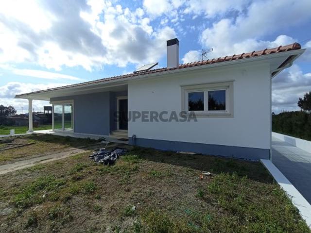 Moradia T3 sita em Bidoeira de Cima, Leiria
