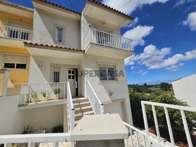 Moradia T3 situada no coração da Vila de Mafra com vista campo