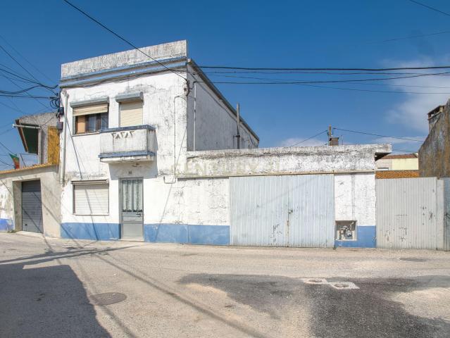 Moradia T3 situada no centro da vila de Valado de Frades apenas a 5km da Nazare