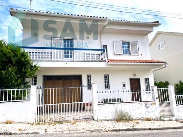 Moradia T3 + T1 com Garagem, Logradouro e Sótão Habitável às portas de Lisboa