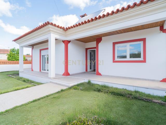 Moradia T3 Térrea com 1.050m² de Terreno, Cave de Convívio e Elevada Eficiência Energética Amieira, Marinha Grande