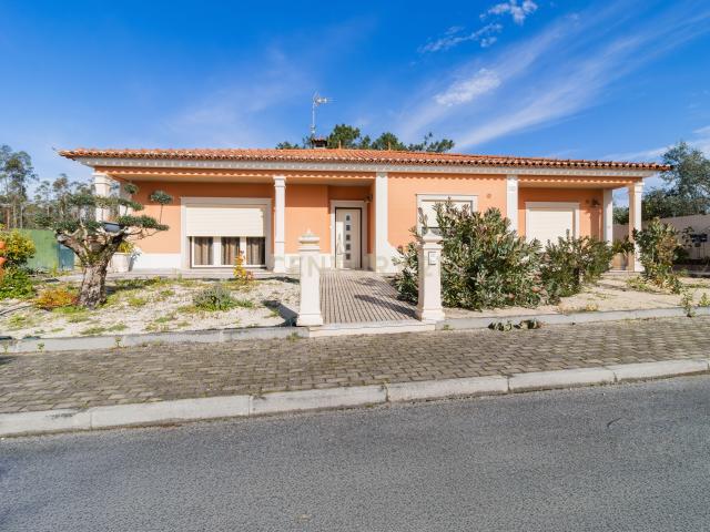Moradia T3 Térrea com garagem e Jardim