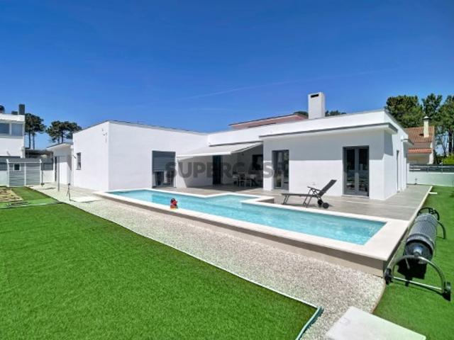 Moradia T3 térrea com piscina e garagem em terreno 958m2