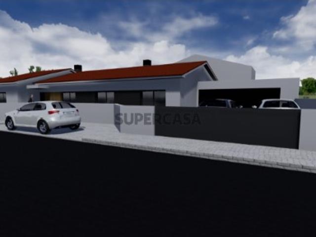 Moradia T3 Térrea com piscina e jardim