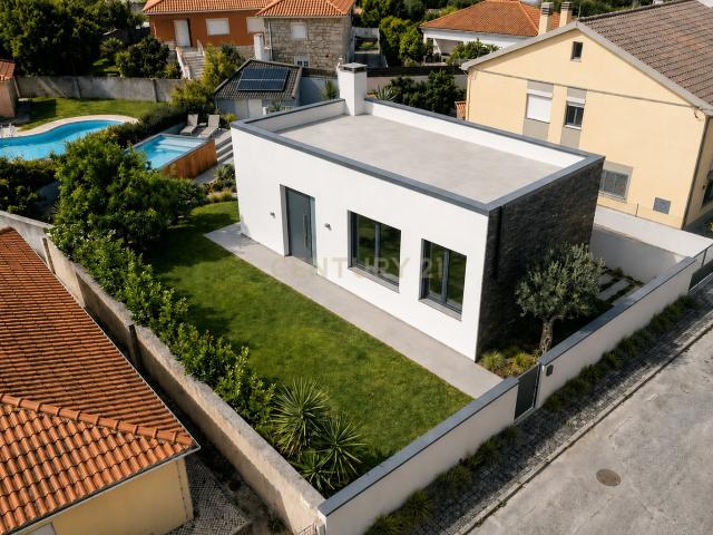 Moradia T3 Térrea Contemporânea com Piscina e Zona Lounge Exterior em Belverde!