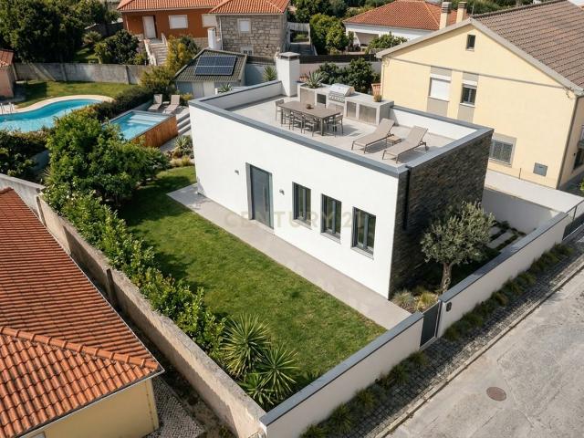 Moradia T3 Térrea Contemporânea com Piscina e Zona Lounge Exterior em Belverde!