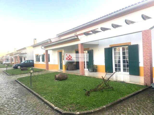 Moradia T3 térrea em condomínio privado com piscina em Brejos do assa, em Palmela