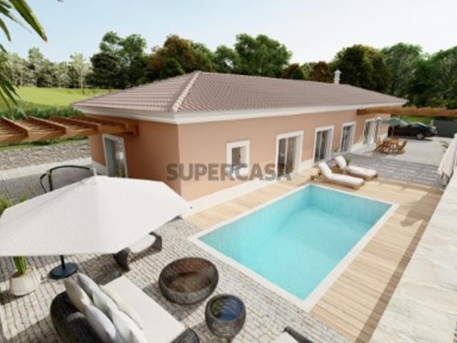Moradia T3 térrea, em construção, com piscina e jardim privados para venda nas freguesias de Pêra e Alcantarilha, Silves