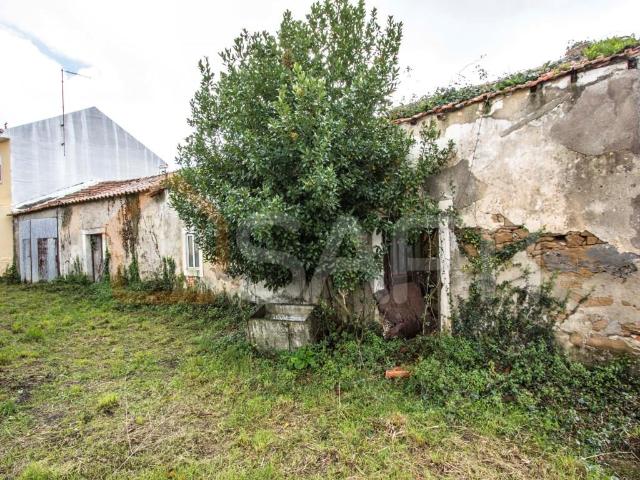 Moradia T3 térrea para recuperar 118m² Alcobaça