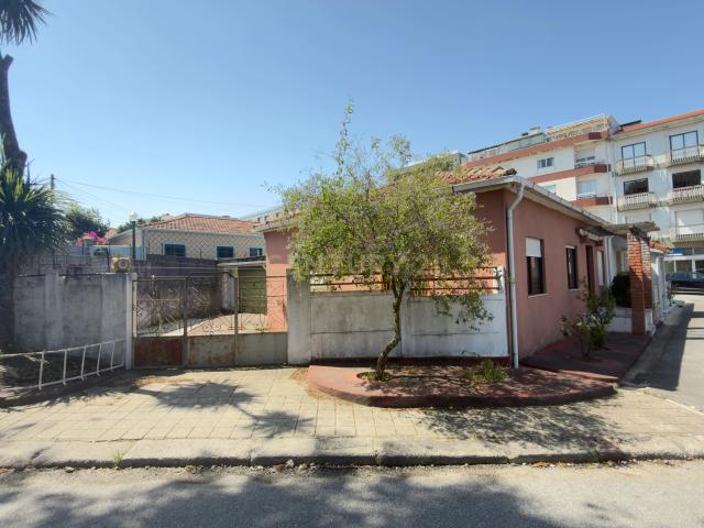 Moradia T3 Térrea para Remodelação | Excelente Oportunidade de Investimento junto ao Hospital de São João
