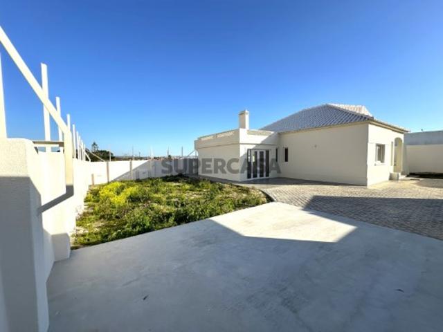 Moradia T3 totalmente REMODELADA inserida na zona tranquila da Silveira A 5 minutos da praia Torres Vedras
