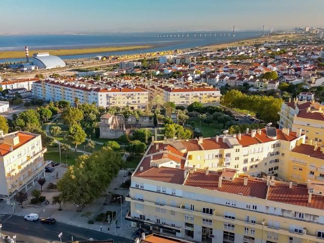 Moradia T3 totalmente remodelada – Pirescoxe, Santa Iria de Azóia