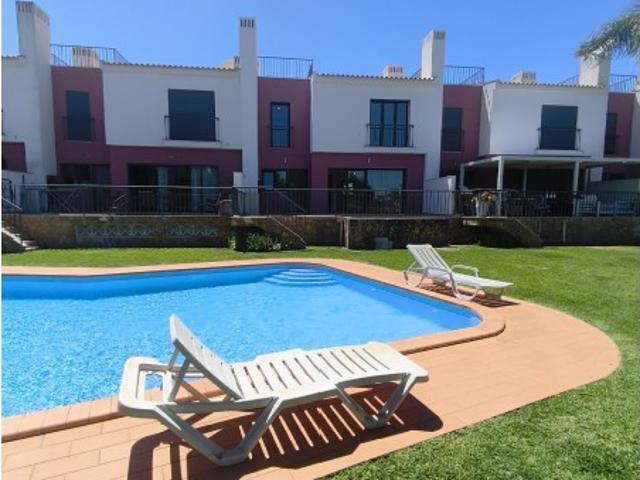 Moradia T3 Totalmente Renovada com Piscina, Terraço Privativo e Garagem Dupla | Guia Albufeira