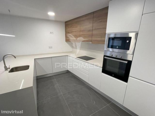 Moradia T3 triplex totalmente remodelada no Centro Barreiro