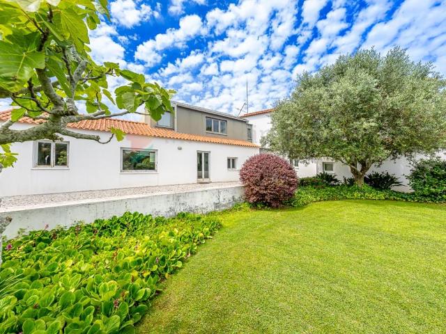 Moradia T3, com arquitetura contemporânea, localizada em F. 247m² Sintra São Martinho
