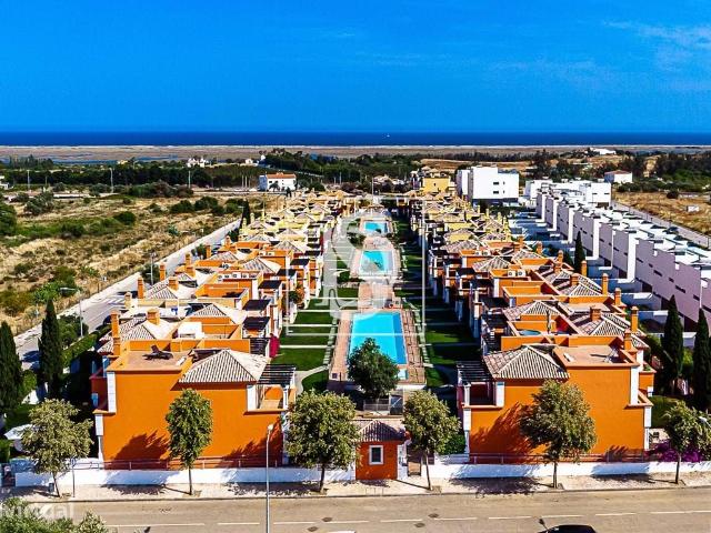 Moradia T3 + 1 com garagem e piscinas em condomnio fechado
