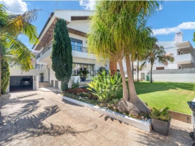 Moradia T3 + 1 com jardim, Nova Oeiras, Oeiras