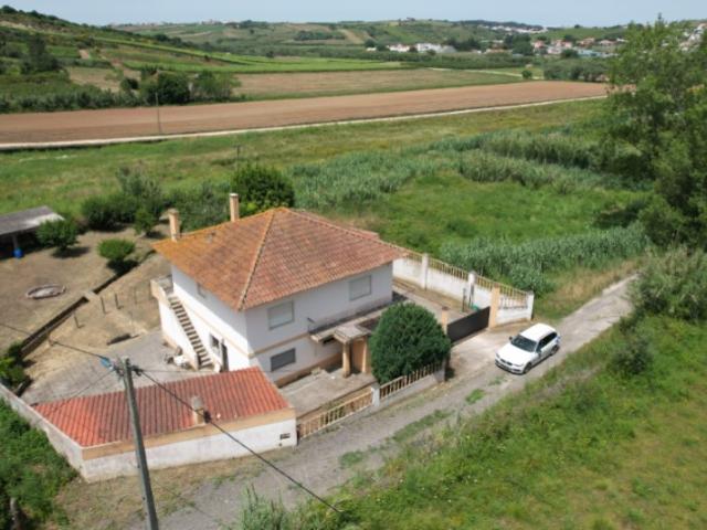 Moradia T3 +1 com logradouro em Torres Vedras
