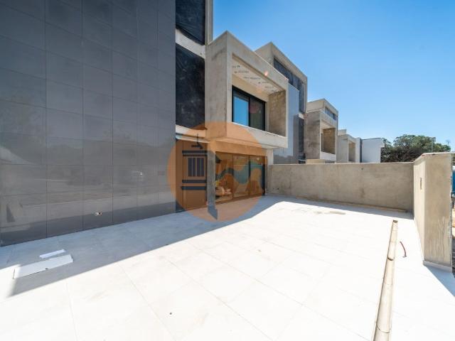 Moradia T3 + 1, com Piscina e Cave, estacionamentos em Faro! 260m² Montenegro