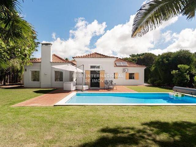Moradia T3 + 1 térrea com piscina, situada na exclusiva zona. 250m² Quinta da Pedra Costa da Guia