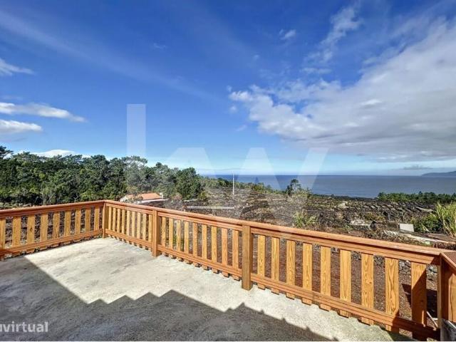 Moradia T3 + 2 com amplo terrao e vista para o mar em S.Roque do Pico