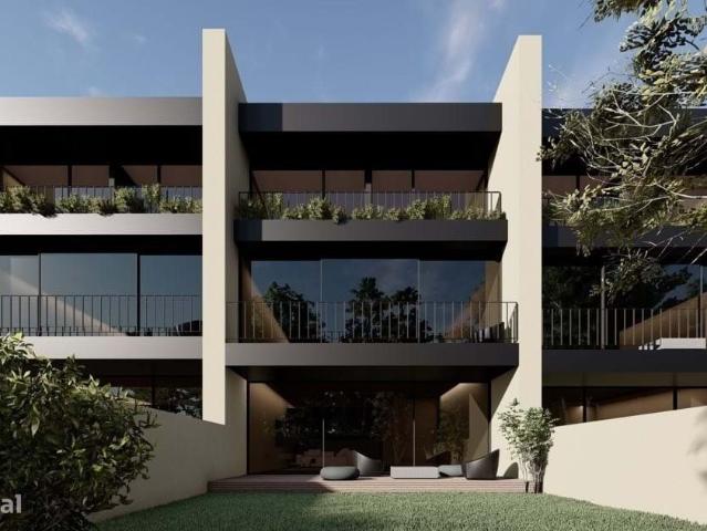 Moradia T3 3 sutes em Banda com lote de 195 m2 S.Pedro da Cova