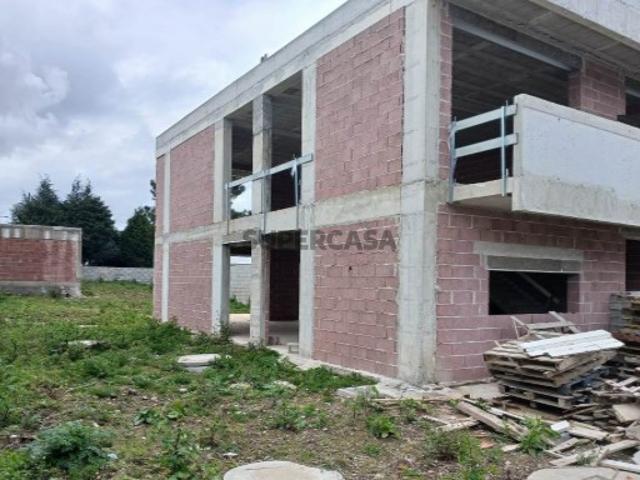 Moradia T3+escritório pronta de pedreiro a 2Kms da estação de Metro do Ismai