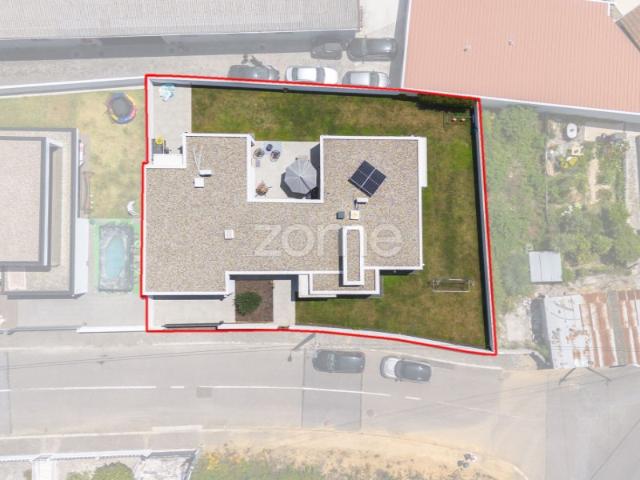 Moradia T3+Escritório Semi nova 2025 Térrea Individual em Serzedo, VNG