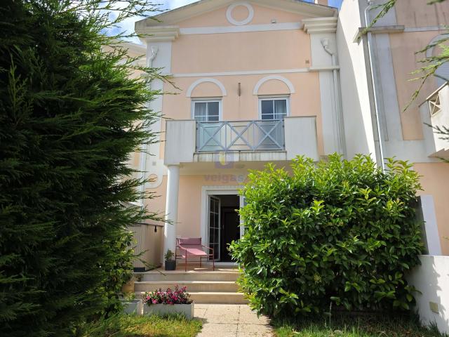 Moradia T3+Sótão no Avenal – Uma das Localizações Mais Procuradas das Caldas da Rainha. Tem jardim, garagem, 5 casas de banho, lavandaria e um fantástico sótão