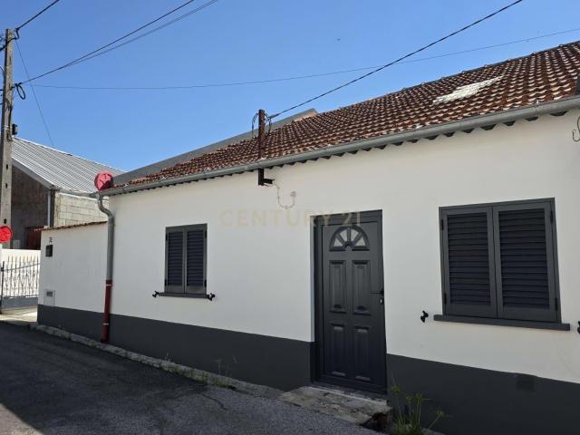 Moradia T 2, renovada com Jardim e Garagem, para arrendamento, em Albergaria dos Doze, Pombal