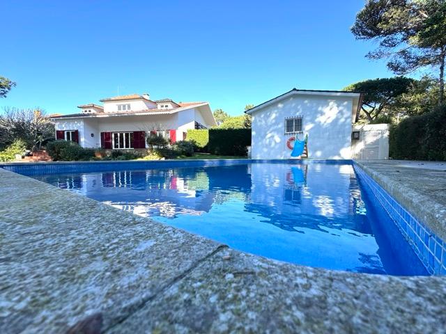 Moradia T 4 com jardim e piscina inserida na Quinta da Marinha