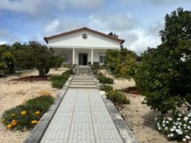 MORADIA TEA ISOLADA DE ARQUITETURA TRADICIONAL PORTUGUESA FANHAIS, NAZARÉ